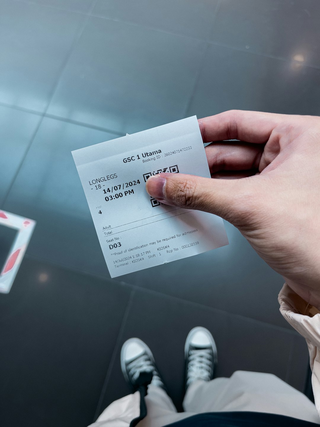a-person-holding-a-ticket-in-their-hand-hqxf0kcxioo